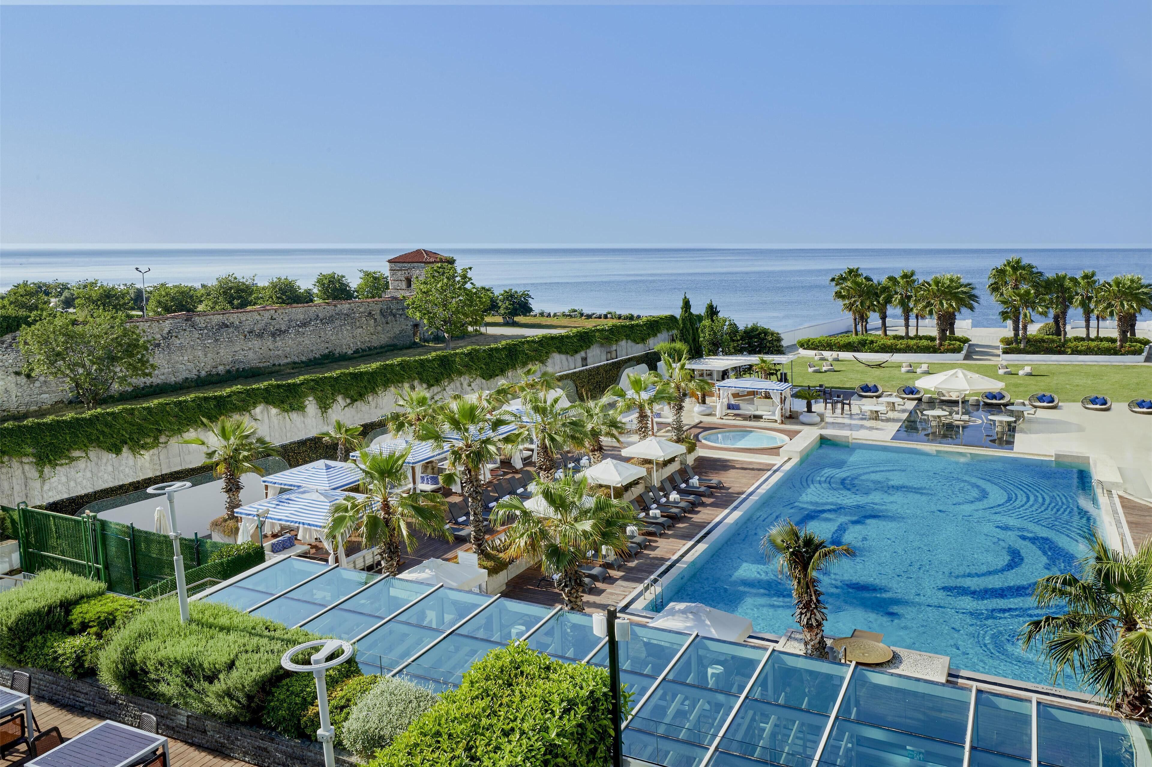 Hồ bơi trong nhà, hồ bơi ngoài trời, ghế dài tắm nắng 