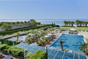 室内游泳池，室外游泳池，日光浴躺椅