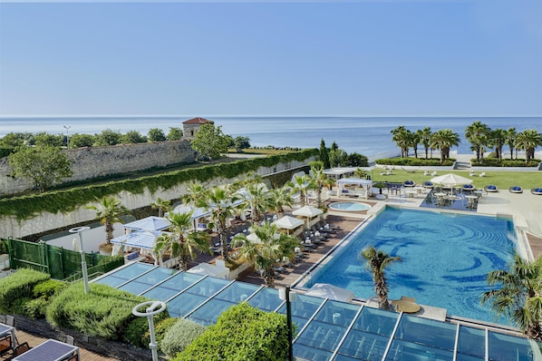Piscine intérieure, piscine extérieure, chaises longues