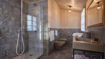 Une salle de bain moderne avec une douche à parois de verre, une baignoire et un meuble-lavabo avec un miroir.