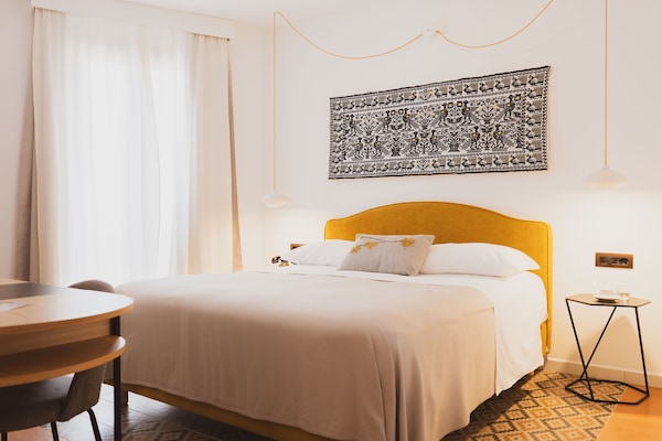 Sardart Triple | Premium bedding, minibar, in-room safe, individually decorated