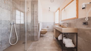 Junior Suite Smart | Bathroom | Shower, rainfall showerhead, free toiletries, hair dryer