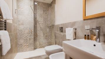 Ein modernes Badezimmer mit Dusche, Toilette und Waschbecken.