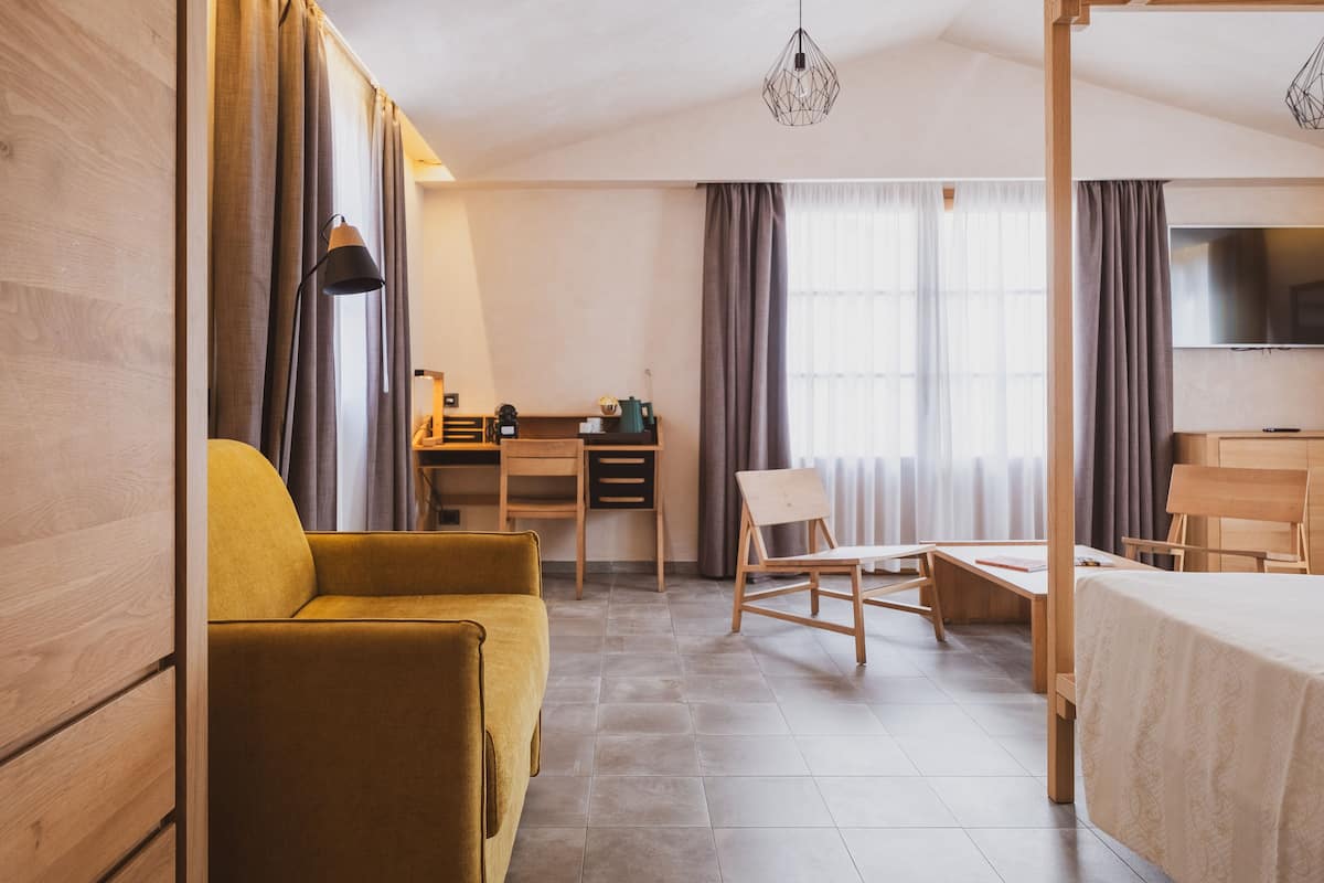 junior suite smart | 1 bedroom, premium bedding, minibar, in-room safe