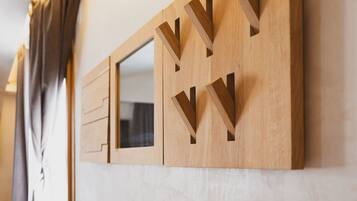 Eine Holzwandverkleidung mit geometrischen Ausschnitten und einem Fenster.