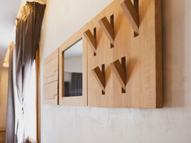 Panel de madera con cortes geométricos y una ventana.