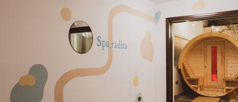 Una stanza spa con una vasca in legno, uno specchio e una parete con forme astratte e il testo "Spa.radiusu".