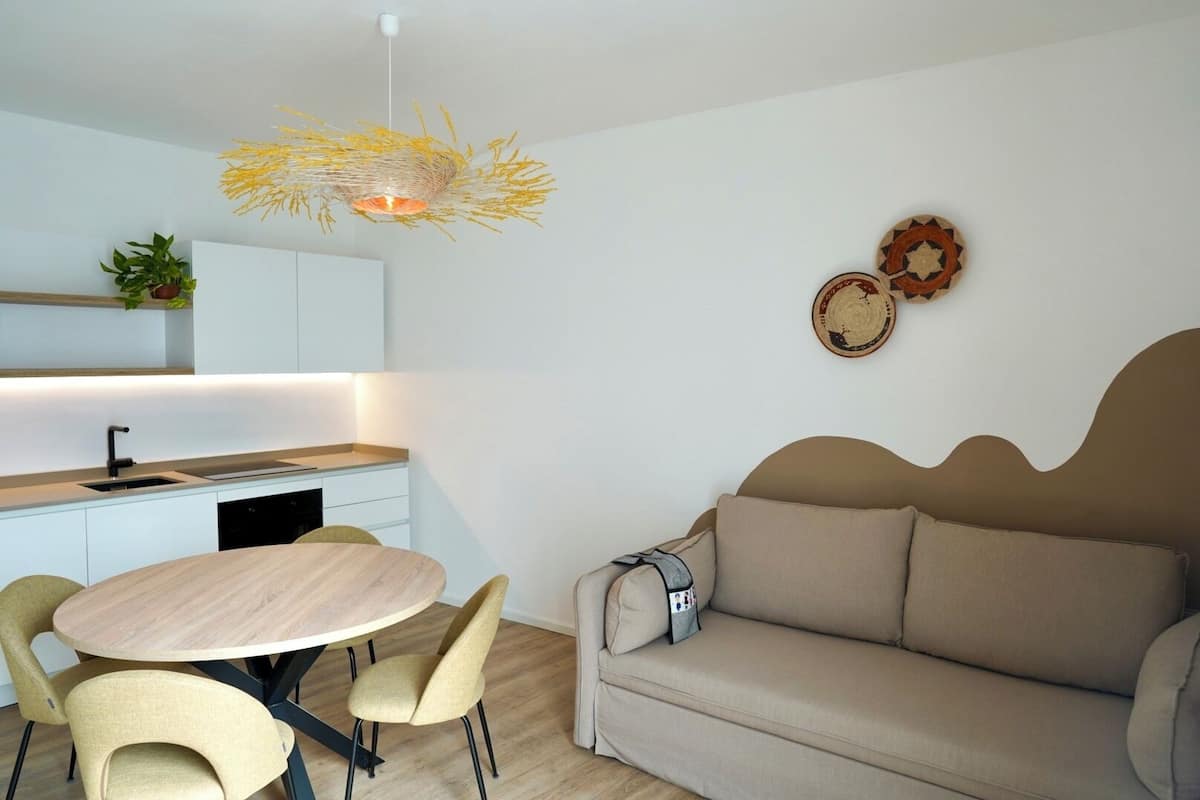 City appartement, 1 kingsize bed met slaapbank | Woonruimte | Een 42-inch lcd-televisie met satellietzenders