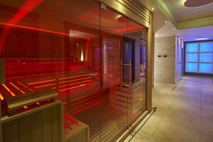 Couples treatment room(s), sauna, hot tub, steam room