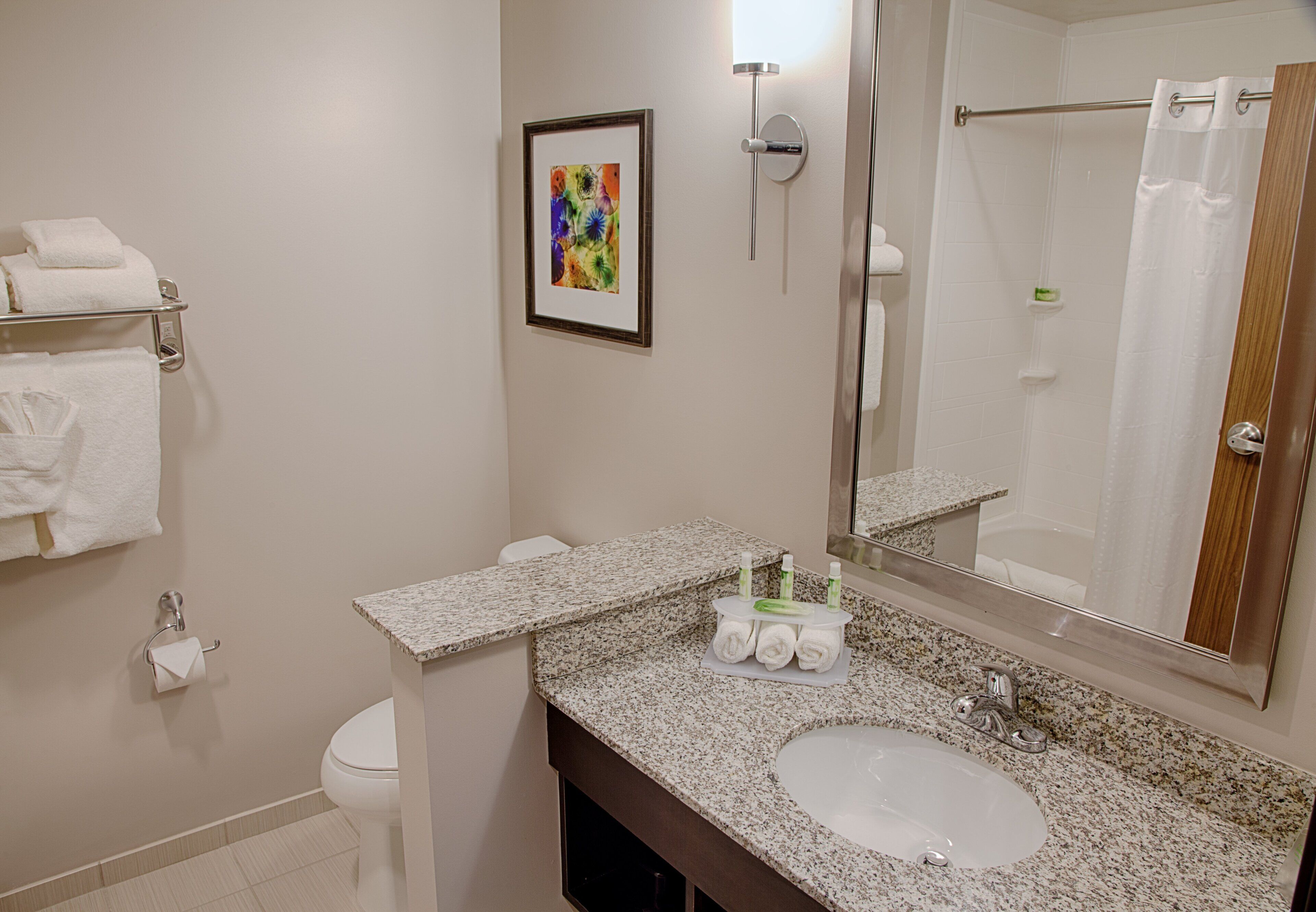 Amenidades de baño gratuitas, secadora de cabello, toallas 