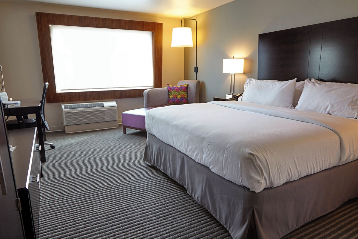 Premium bedding, in-room safe, desk, blackout drapes