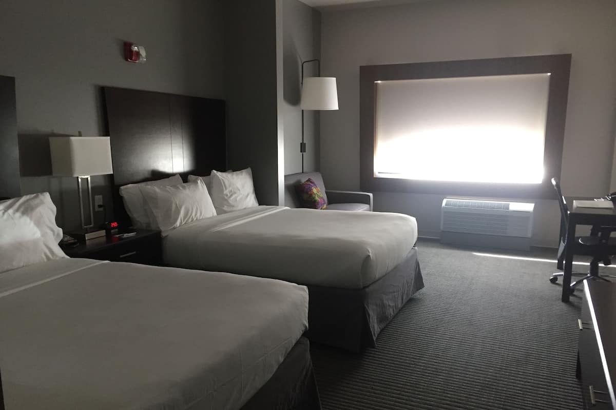 Premium bedding, in-room safe, desk, blackout drapes