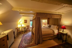 The Geographer | Frette Italian sheets, individually decorated, individually furnished - The Stone House B&B (Hurley)