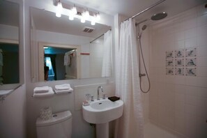 The Art of Painting | Bathroom | Free toiletries, hair dryer, towels - The Stone House B&B (Hurley)