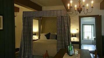 Frette Italian sheets, individually decorated, individually furnished