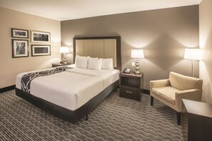 Rom, 1 kingsize-seng, tilgjengelighetstilpasset, ikke-røyk | Sengetøy av topp kvalitet, skrivebord og blendingsgardiner