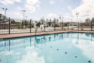Piscina externa, espreguiçadeiras