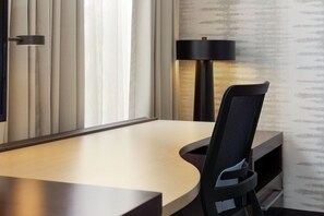 Premium bedding, in-room safe, desk, blackout drapes - Residence Inn Decatur Forsyth (Forsyth)