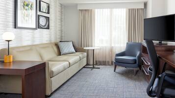 套房, 多张床 | 起居区 | 32-英寸电视(配备有线频道)