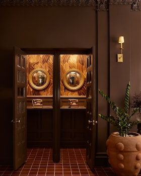 Hotel entrance and lobby at Pasadena Hotel & Pool