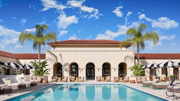 Piscina externa, funciona das 7h às 22h, guarda-sóis, espreguiçadeiras