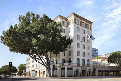 Pasadena Hotel & Pool