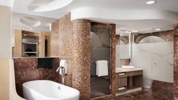 Een moderne badkamer met een vrijstaand bad, een wastafel met spiegel en een douchehoek.