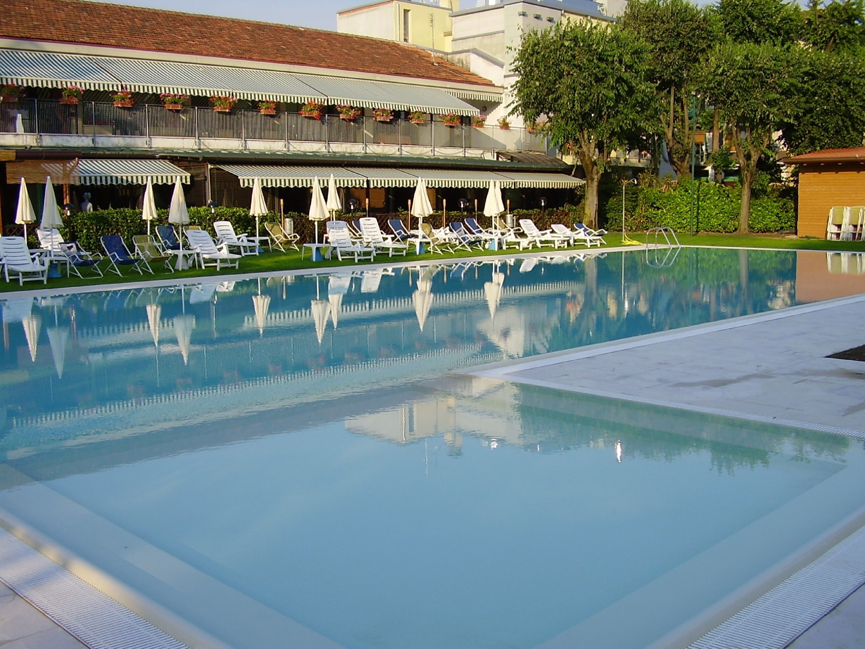 Außenpool (je nach Saison geöffnet), Sonnenschirme, Liegestühle