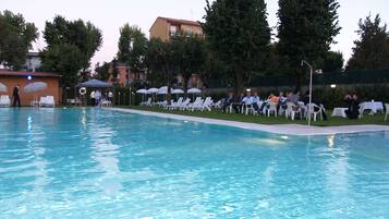 Seasonal outdoor pool, pool umbrellas, sun loungers