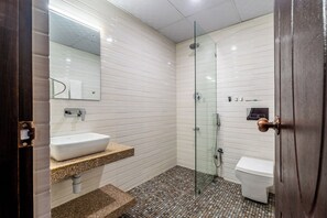 Habitación Deluxe con 2 camas individuales | Baño | Zapatillas y toallas