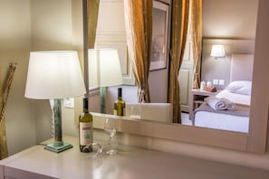 Minibar, safe på rommet, skrivebord og barnesenger (inkludert)