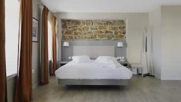 Habitación doble superior | Minibar, caja de seguridad en la habitación y escritorio