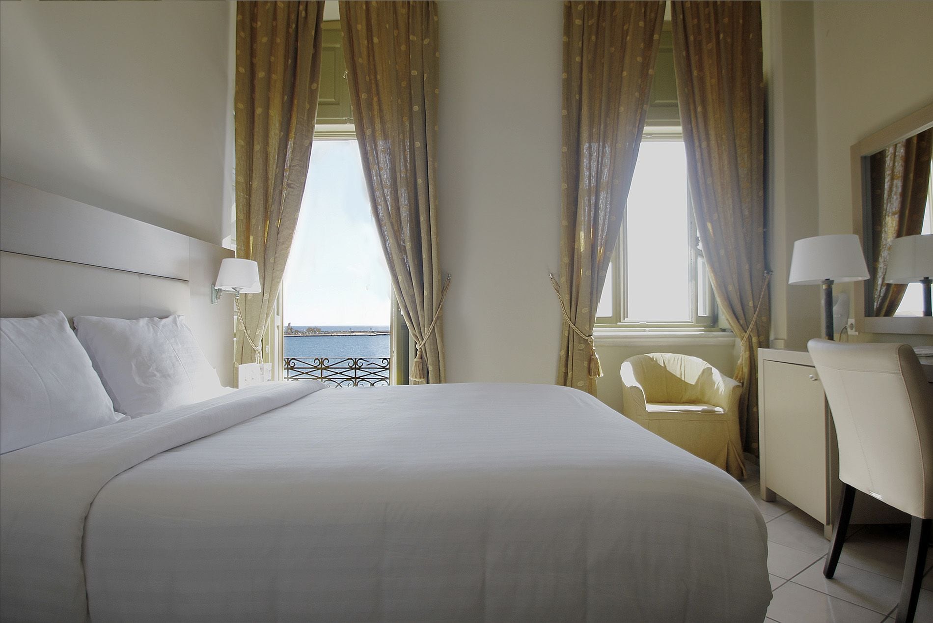 deluxe double room (window or balcony) | 1 bedroom, minibar, in-room safe, desk
