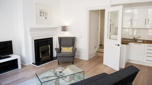 Flat-screen TV, DVD player - West End One (London)