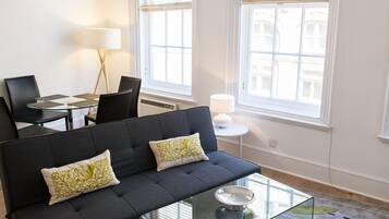 Departamento, 1 habitación | Área de sala de estar | Televisión de pantalla plana, reproductor de DVD y estación para iPod