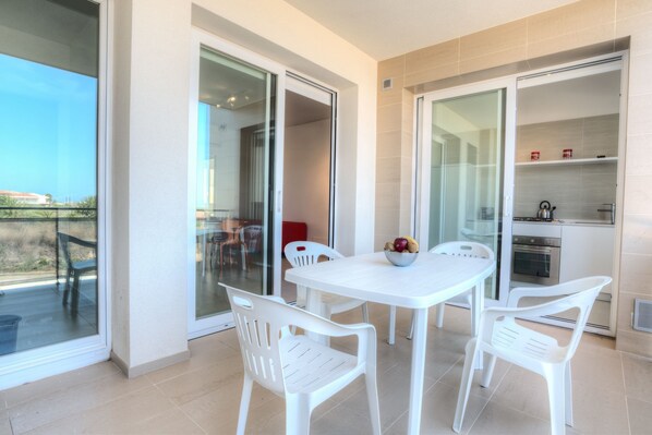 รับประทานอาหารกลางแจ้ง