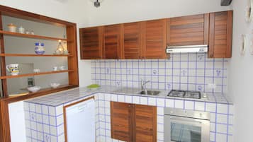 Full-sized fridge, stovetop, dishwasher, espresso maker