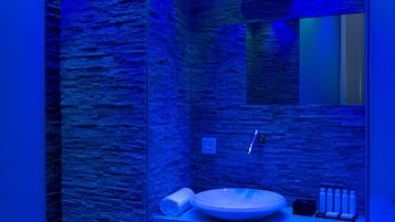 Departamento Deluxe | Baño | Regadera, regadera tipo lluvia, amenidades de baño de diseñador