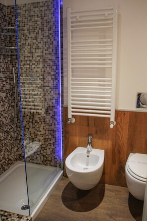 Shower, rainfall showerhead, free toiletries, hair dryer - Barbacan Boutique Hotel (Trieste)