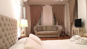 1 Schlafzimmer, individuell eingerichtet, Schreibtisch