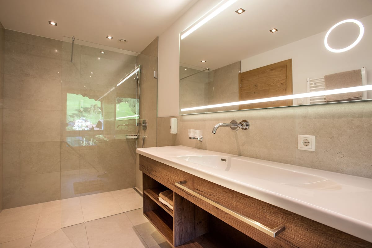 panoramic double room | bathroom | shower, free toiletries, hair dryer, towels