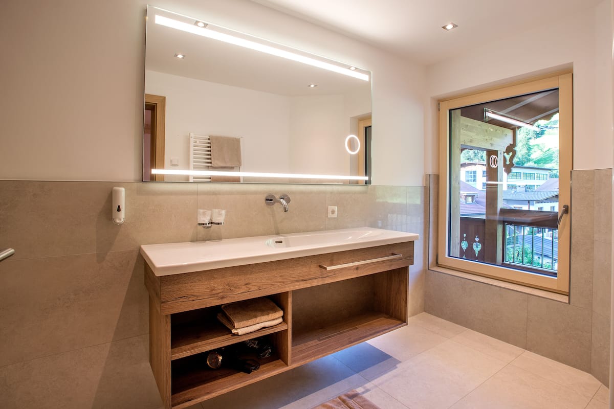 panoramic suite | bathroom | shower, free toiletries, hair dryer, towels