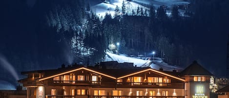 施設の正面 (日没後)