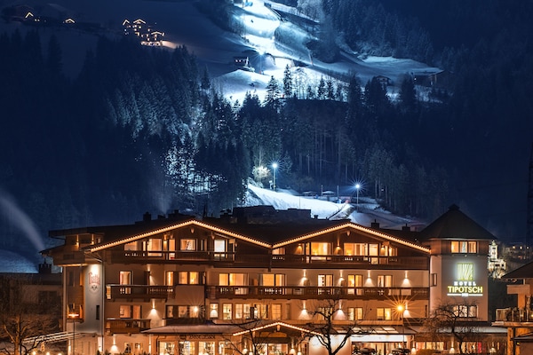 Fachada de la propiedad por la tarde o noche