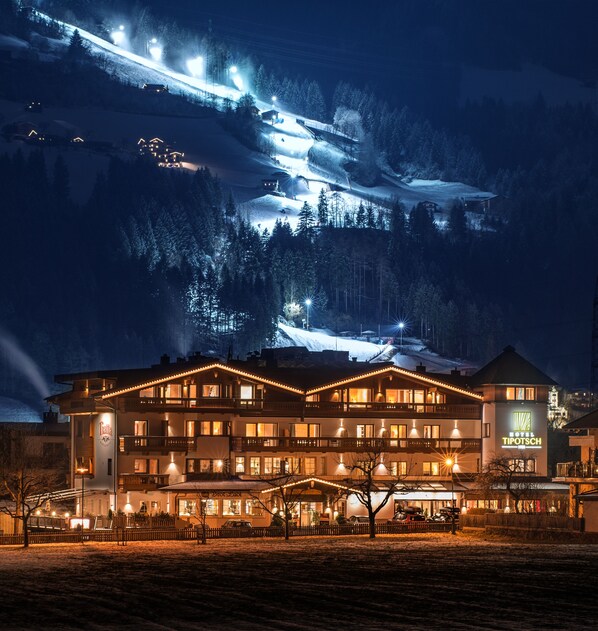 Framhlið gististaðar – að kvöld-/næturlagi