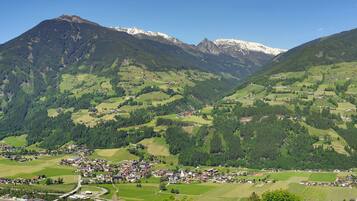 Ein Tal mit einer kleinen Stadt, umgeben von Bergen.