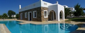 Seasonal outdoor pool, pool umbrellas, pool loungers - Plaka Hotel II (Naxos)