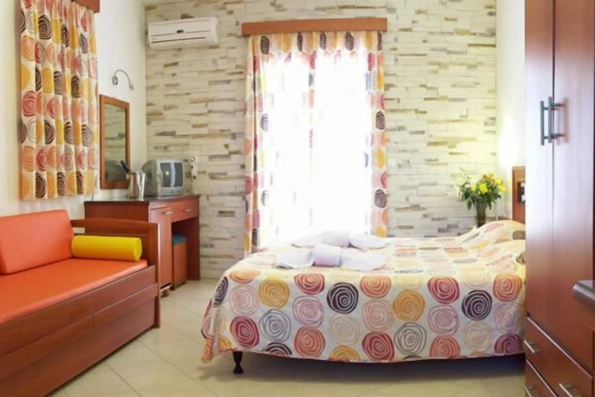 Studio (for 3) | In-room safe, iron/ironing board, free cots/infant beds, free WiFi