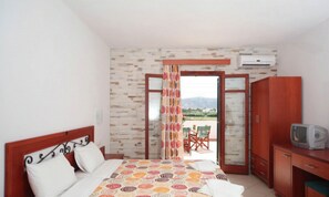 In-room safe, iron/ironing board, free cots/infant beds, free WiFi - Plaka Hotel II (Naxos)