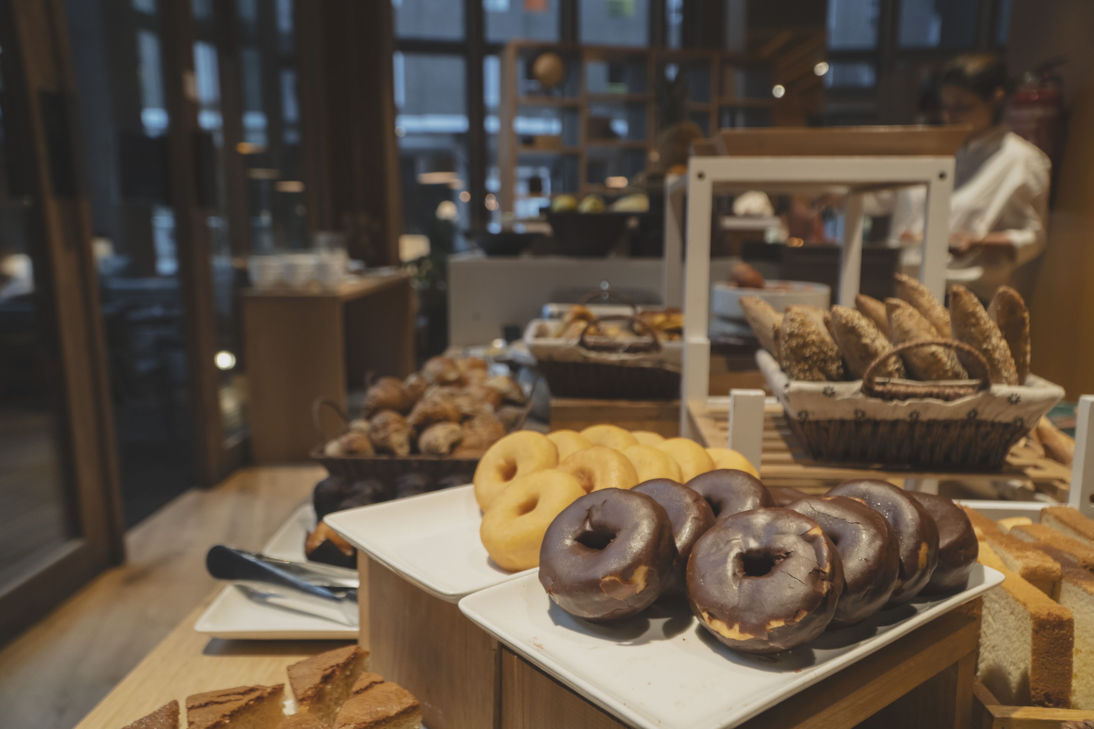 Une vitrine de boulangerie présentant diverses pâtisseries et pains.